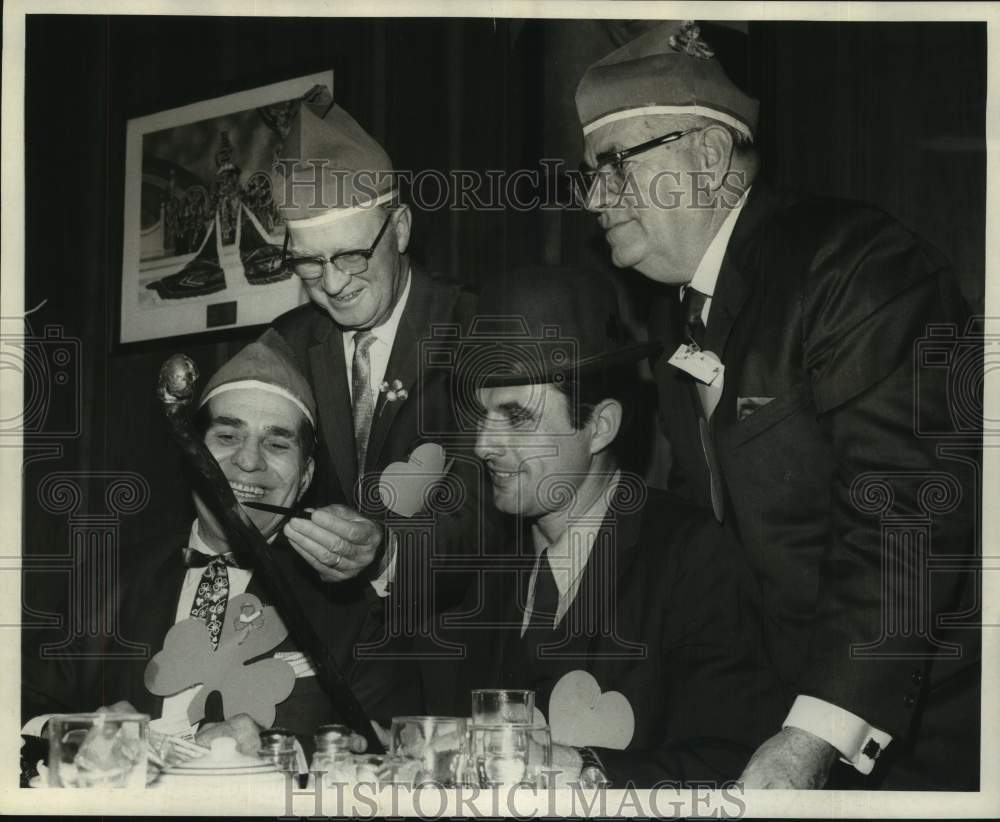 1970 Press Photo Group celebrating seventeenthers birthday party - nob65646