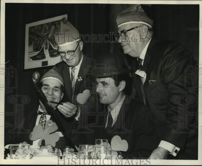 Load image into Gallery viewer, 1970 Press Photo Group celebrating seventeenthers birthday party - nob65646
