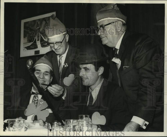 1970 Press Photo Group celebrating seventeenthers birthday party - nob65646