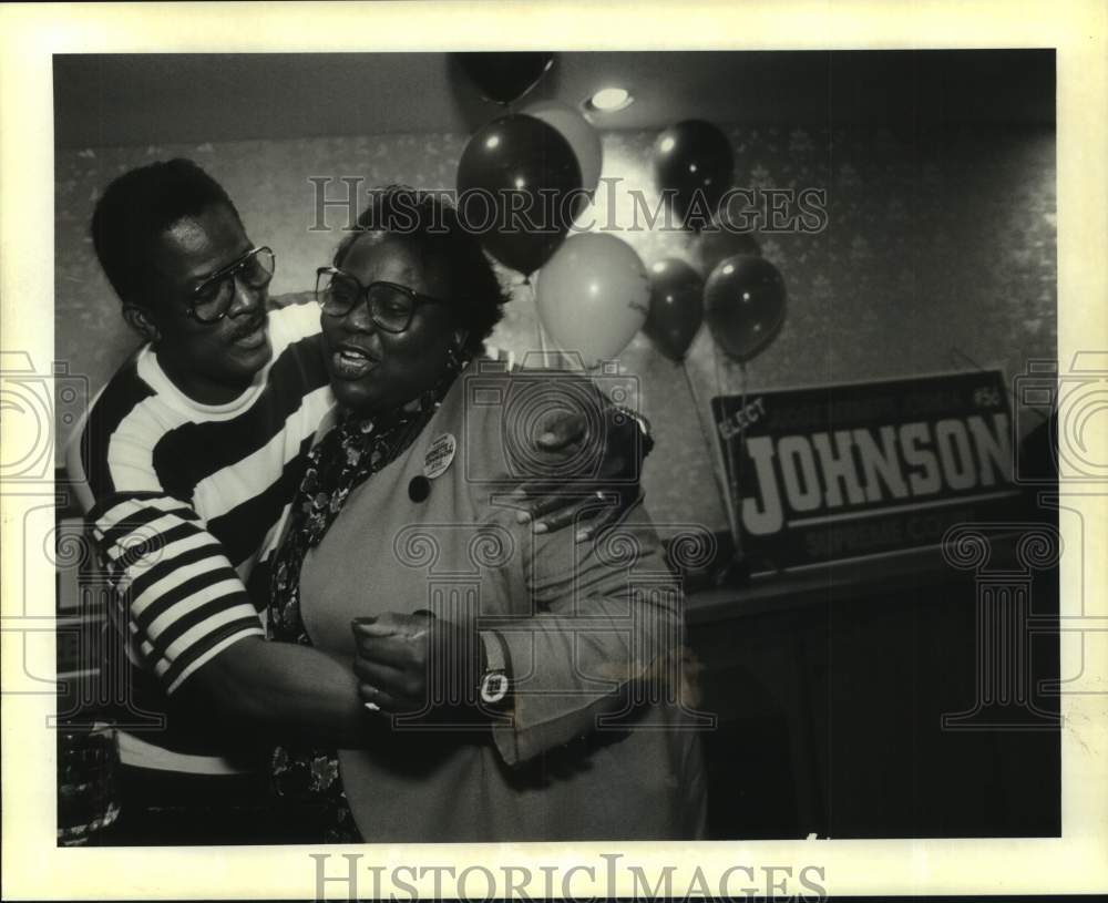 1994 Press Photo Judge Bernette Johnson hugs Walter Ross at post-race party