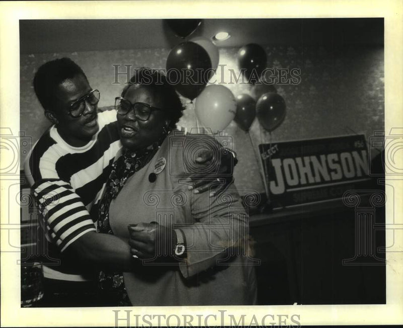Load image into Gallery viewer, 1994 Press Photo Judge Bernette Johnson hugs Walter Ross at post-race party
