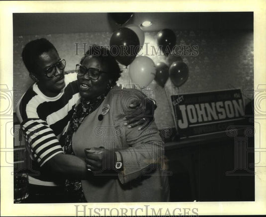 1994 Press Photo Judge Bernette Johnson hugs Walter Ross at post-race party