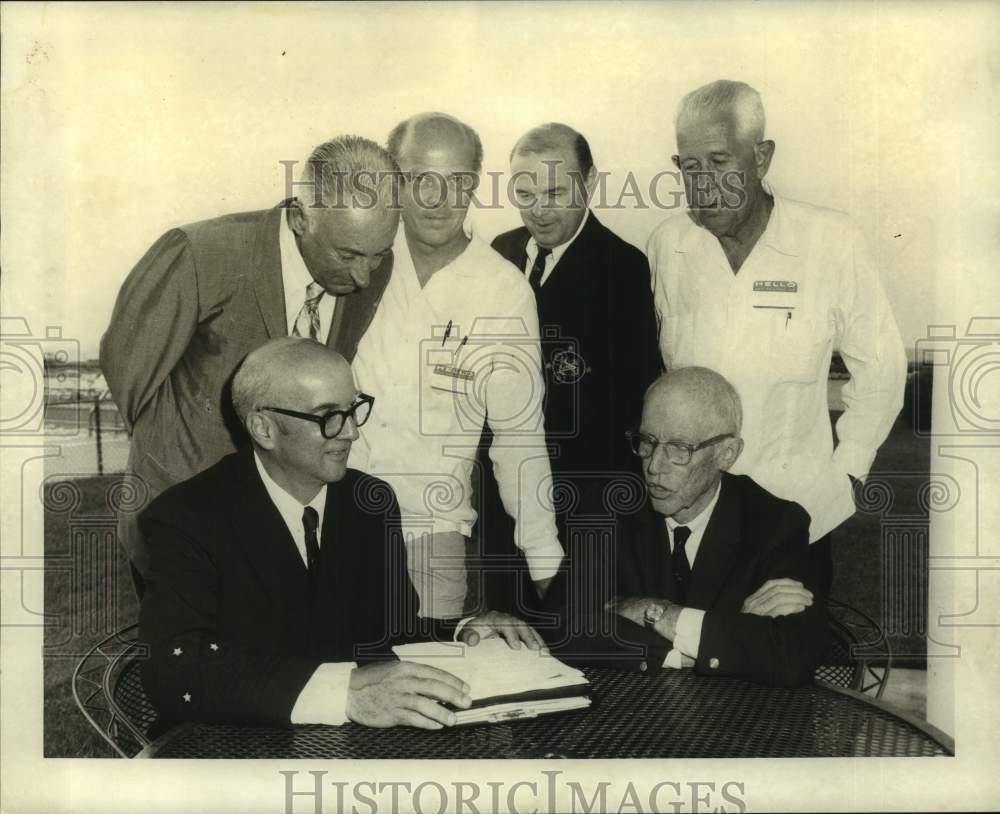 1971 Press Photo Frank Jewett &amp; others at North American Match Race Championship- Historic Images