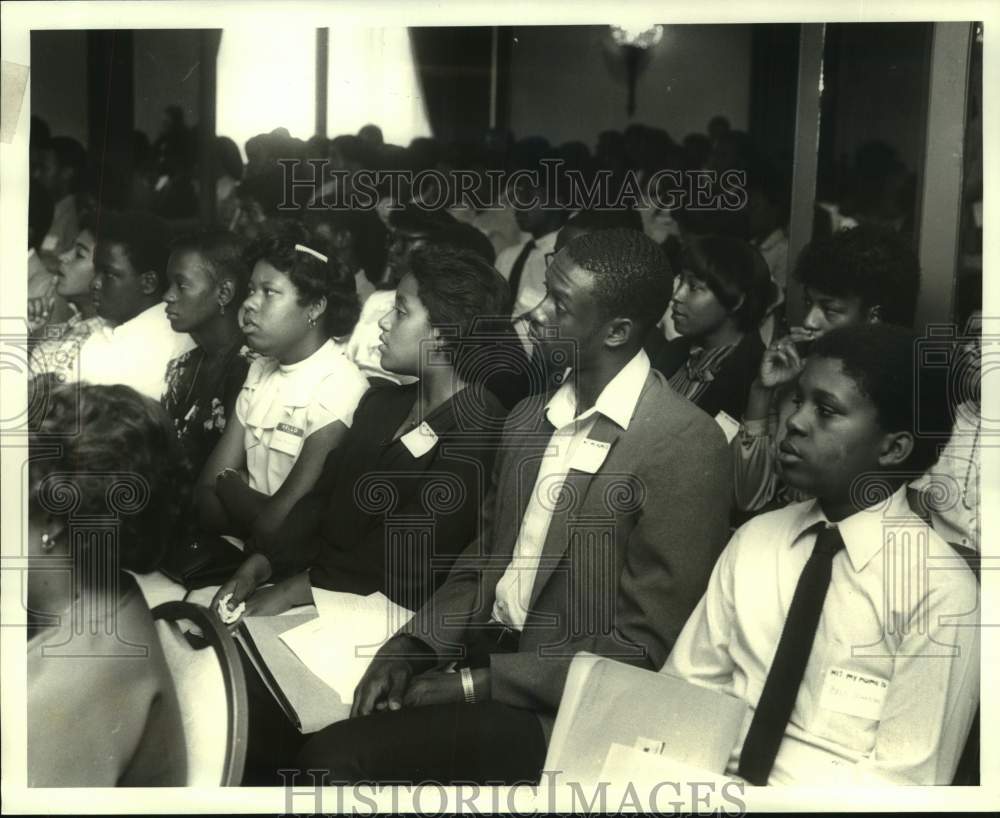 1982 Press Photo Unemployed teenagers sign up- Mayor Job Fair at Fairmont Hotel- Historic Images