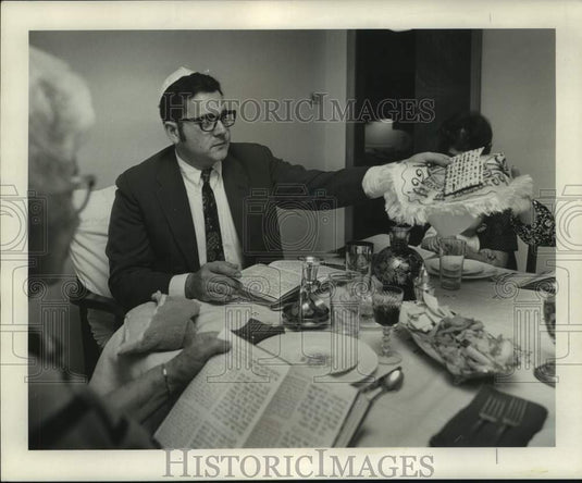 1970 Press Photo Seder Ceremony-Jerry holds up the matzo during dinner- Historic Images