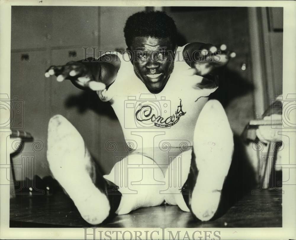 1968 Press Photo Boxer Emile Griffith doing stretching exercises before sparring- Historic Images