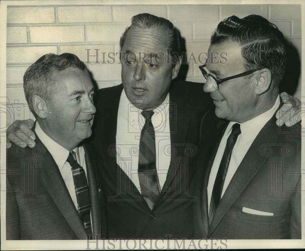 1967 Press Photo Felix Roth and others at Seagrams Distillers Christmas meeting