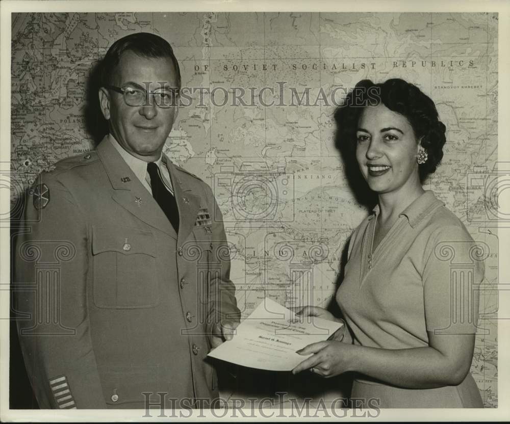 1958 Press Photo Garnet Jennings and Lt. Col. Walter Trauger with award