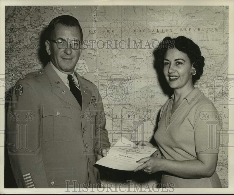 Load image into Gallery viewer, 1958 Press Photo Garnet Jennings and Lt. Col. Walter Trauger with award
