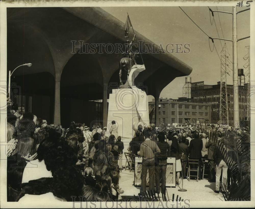 1972 Press Photo Crowd on hand at the Joan of Arc Statue unveiling- Historic Images