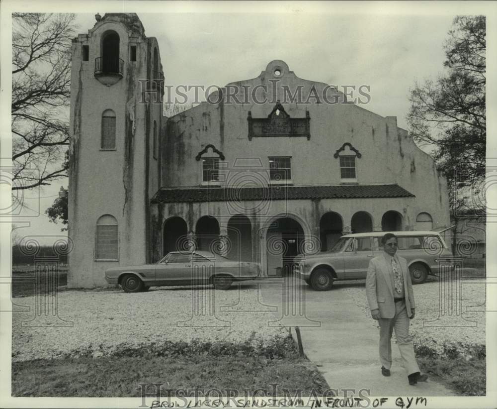 1977 Press Photo Brother Larry Sandstrom in front of Gym in Hope Haven - Historic Images