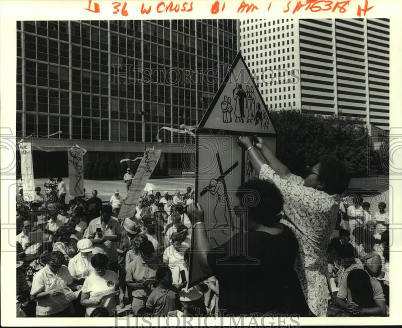 Load image into Gallery viewer, 1987 Press Photo Hope House's "Way of the Cross/Way of Justice" procession
