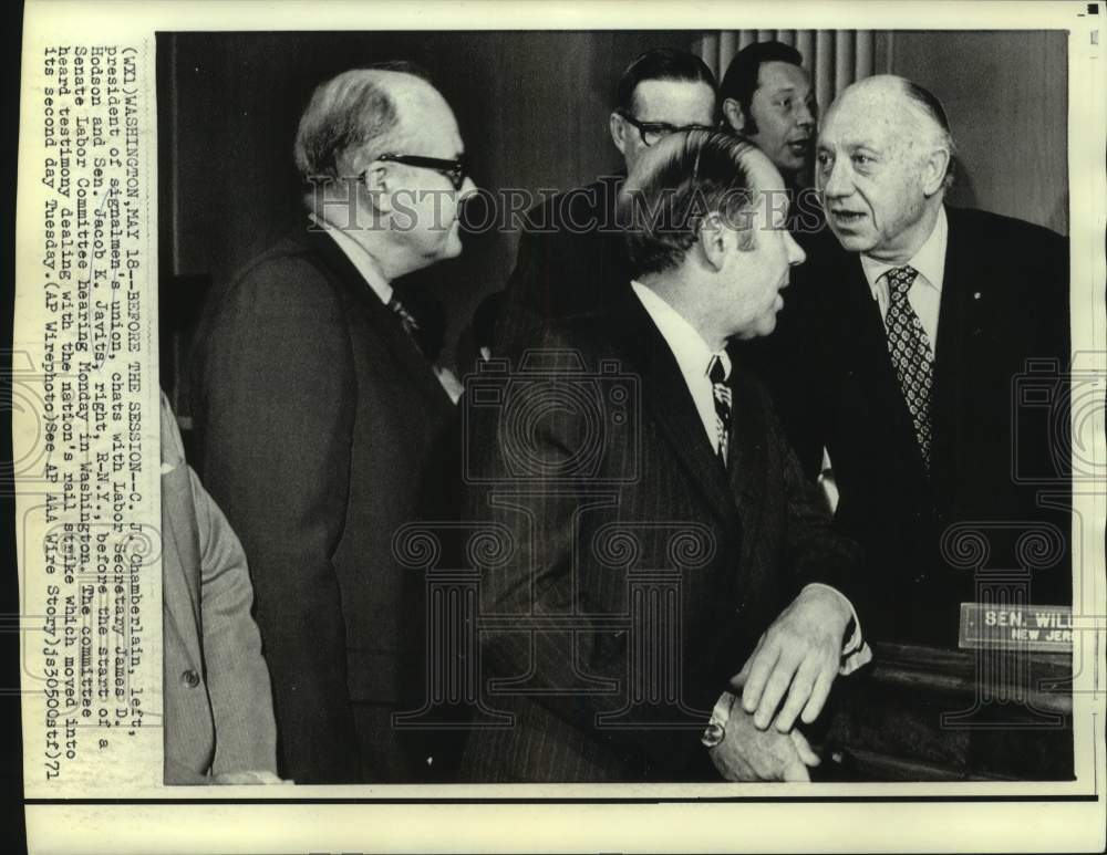 1971 Press Photo Union Leader And Labor Secretary Chat Before Strike Session- Historic Images