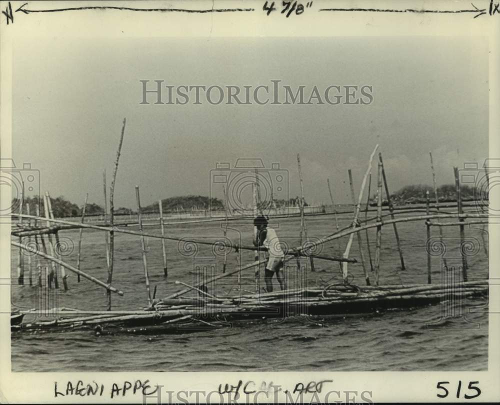1979 Press Photo Philippines, Building a fish trap by Robert Glenn Ketchum