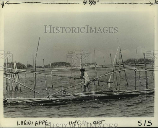1979 Press Photo Philippines, Building a fish trap by Robert Glenn Ketchum