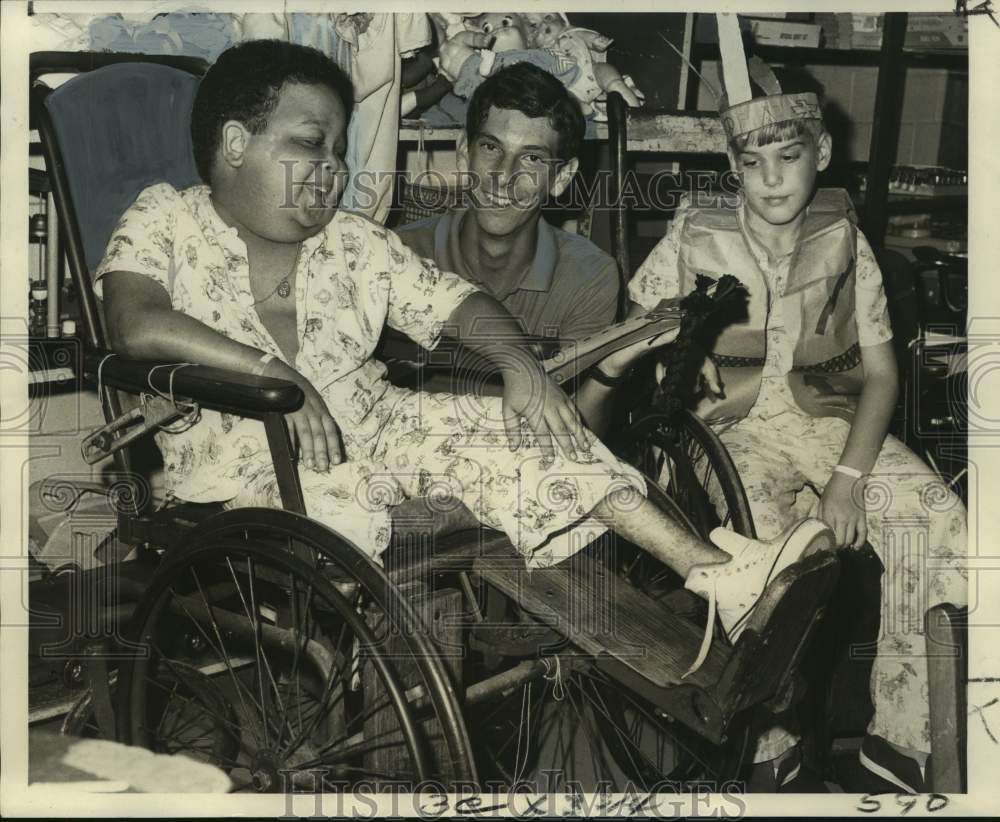 1970 Press Photo Larry Kern of Metairie Baptist with Charity Hospital patients- Historic Images