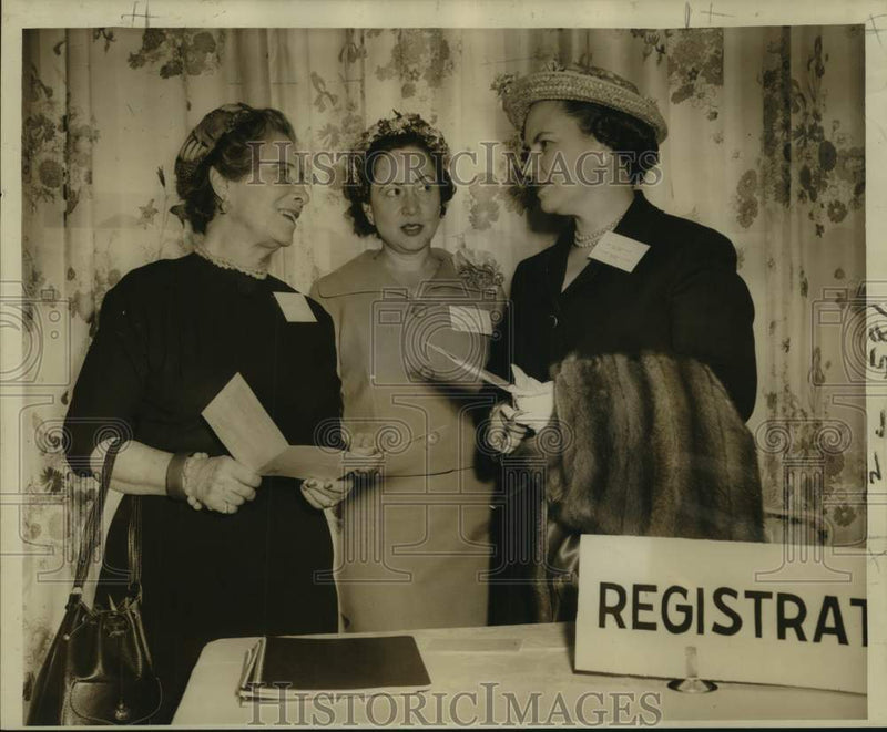 Load image into Gallery viewer, 1960 Press Photo Louisiana Conference of Social Welfare leaders meeting
