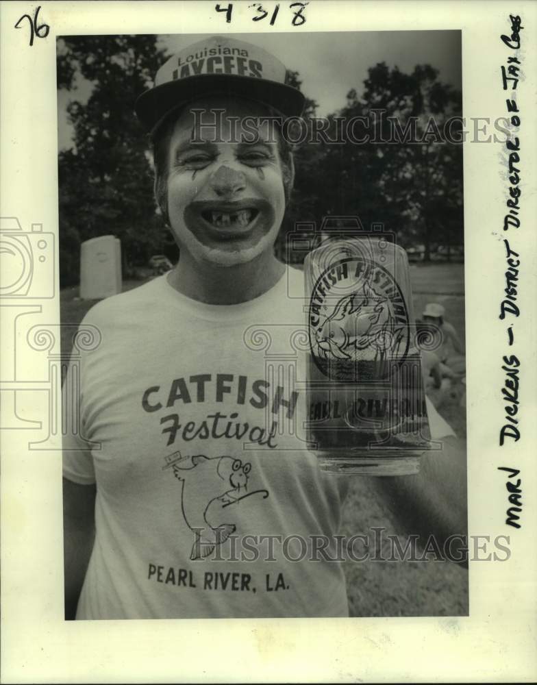 Load image into Gallery viewer, 1980 Press Photo Marv Dickens, of Jaycees sports glass of beer at the festival.

