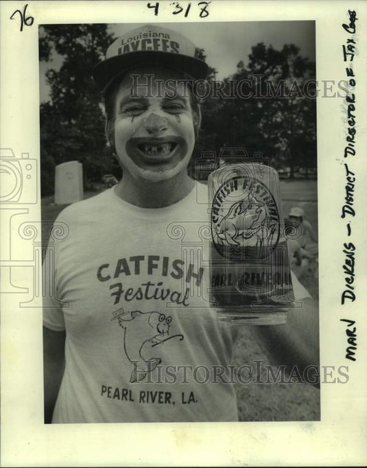 1980 Press Photo Marv Dickens, of Jaycees sports glass of beer at the festival.