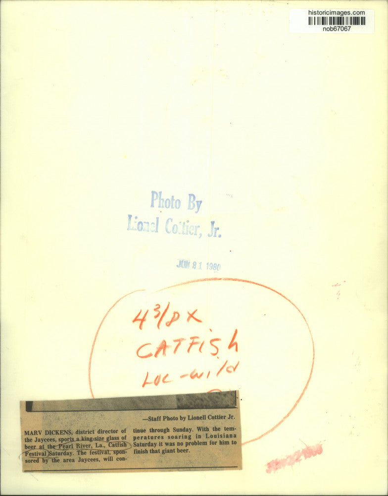 Load image into Gallery viewer, 1980 Press Photo Marv Dickens, of Jaycees sports glass of beer at the festival.
