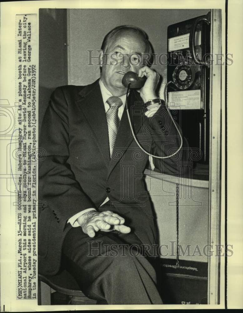 Load image into Gallery viewer, 1972 Press Photo Senator Hubert Humphrey phones farewell to Mayor David Kennedy
