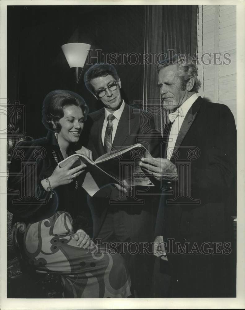 1971 Press Photo Mrs. William Moon Jr. and others look over musical composition- Historic Images