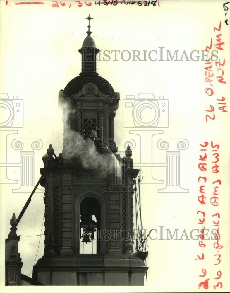 1987 Press Photo Workers waterblast the bell tower at Hope Haven Madonna Manor