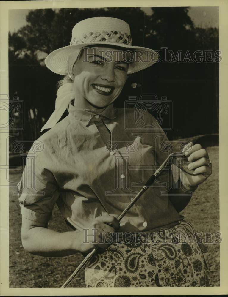 1968 Press Photo Alice Bauer Hovey playing golf - nob67659- Historic Images