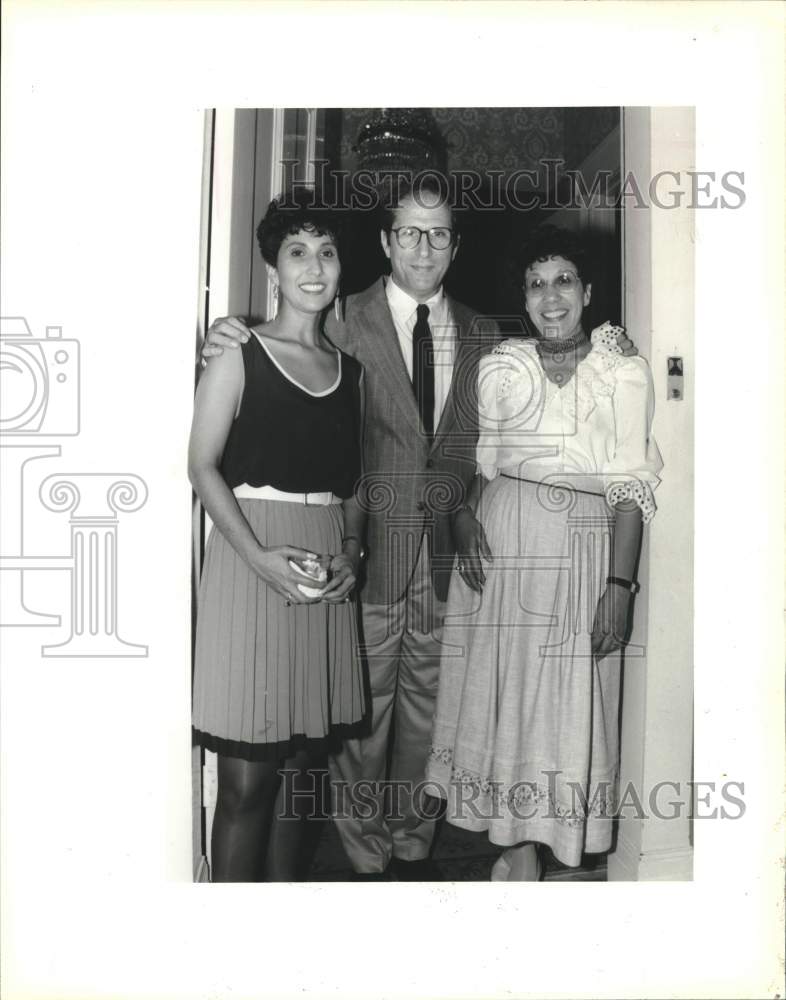 Load image into Gallery viewer, 1992 Press Photo Andrea, Angelo Mariano, Anna Maria Elshorst siblings at reunion
