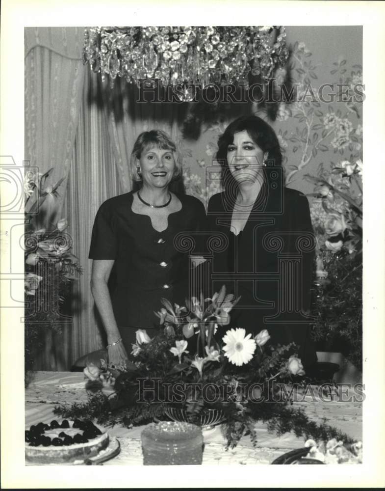 Load image into Gallery viewer, 1992 Press Photo Lesley Marshall &amp; San Adkerson at St. Martin H.S. Fund raiser
