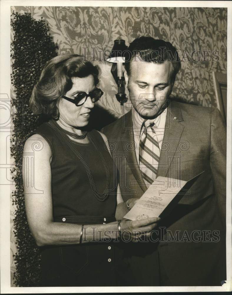 Load image into Gallery viewer, 1970 Press Photo Loraine Marr &amp; Carroll Dibenedetto at Juvenile Conference

