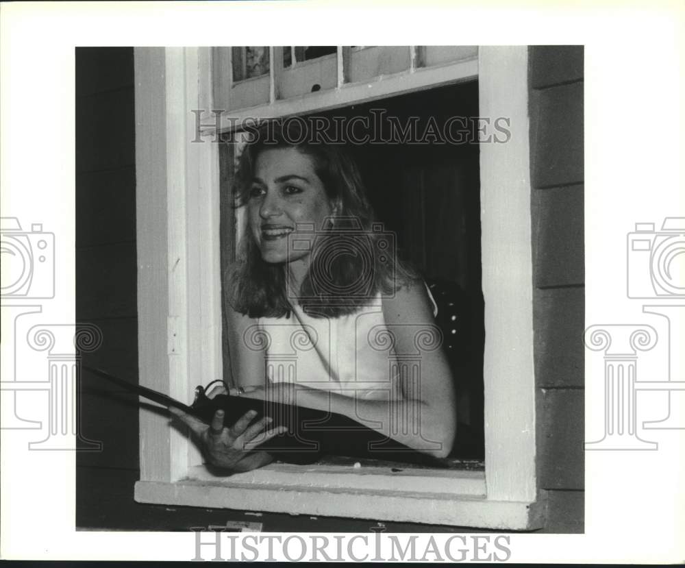 1992 Press Photo Kim Marshall performs poetry at Eleni Restaurant in Covington.
