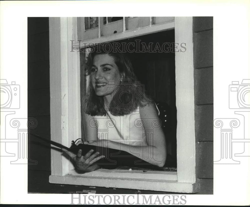 Load image into Gallery viewer, 1992 Press Photo Kim Marshall performs poetry at Eleni Restaurant in Covington.
