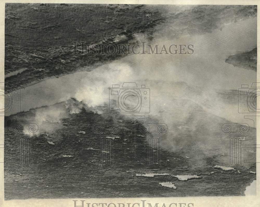 1976 Press Photo Intracoastal Canal marsh fires affecting air pollution
