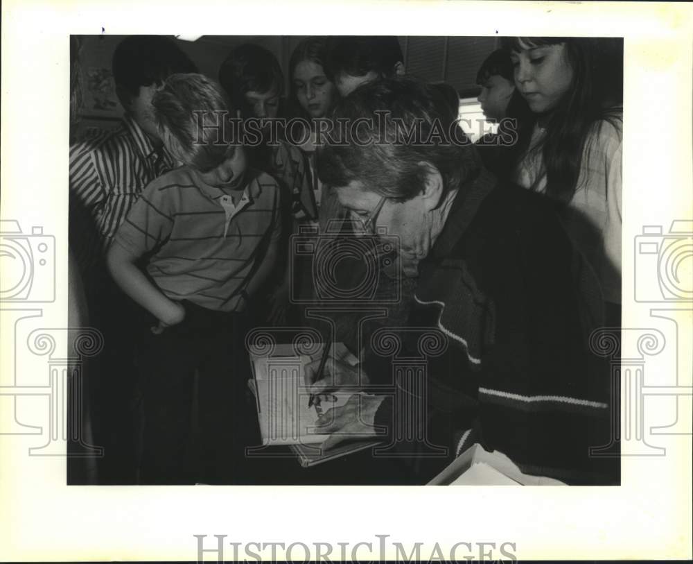 1989 Press Photo Bill Martin Jr. autographs one of his books - nob68616