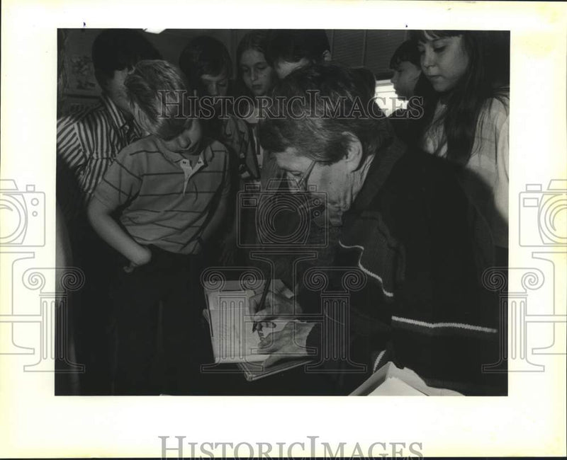 Load image into Gallery viewer, 1989 Press Photo Bill Martin Jr. autographs one of his books - nob68616
