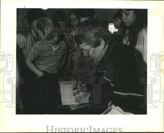1989 Press Photo Bill Martin Jr. autographs one of his books - nob68616