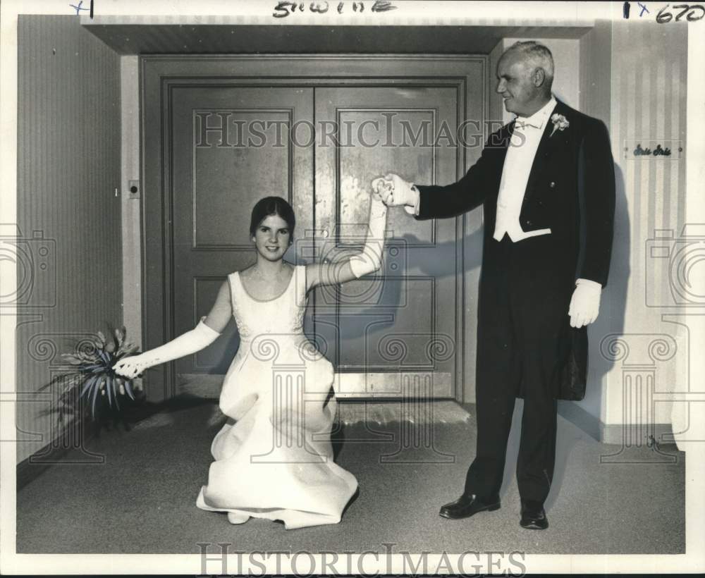 1971 Press Photo Young Woman Curtsies On The Arm Of Her Father At Formal Event