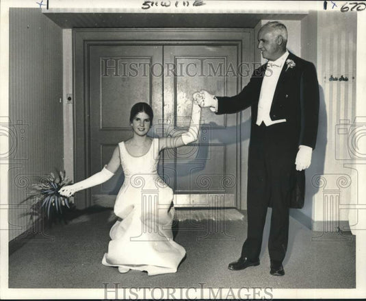 1971 Press Photo Young Woman Curtsies On The Arm Of Her Father At Formal Event