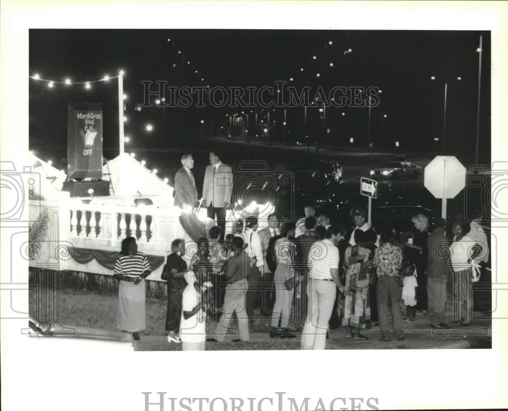1995 Press Photo 18 Streetlights on Mardi Gras Boulevard in Algiers Point- Lit
