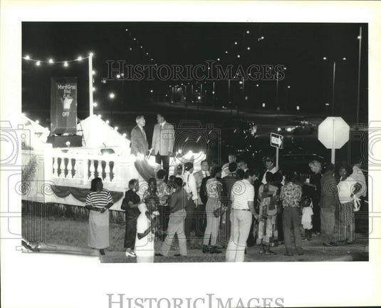1995 Press Photo 18 Streetlights on Mardi Gras Boulevard in Algiers Point- Lit
