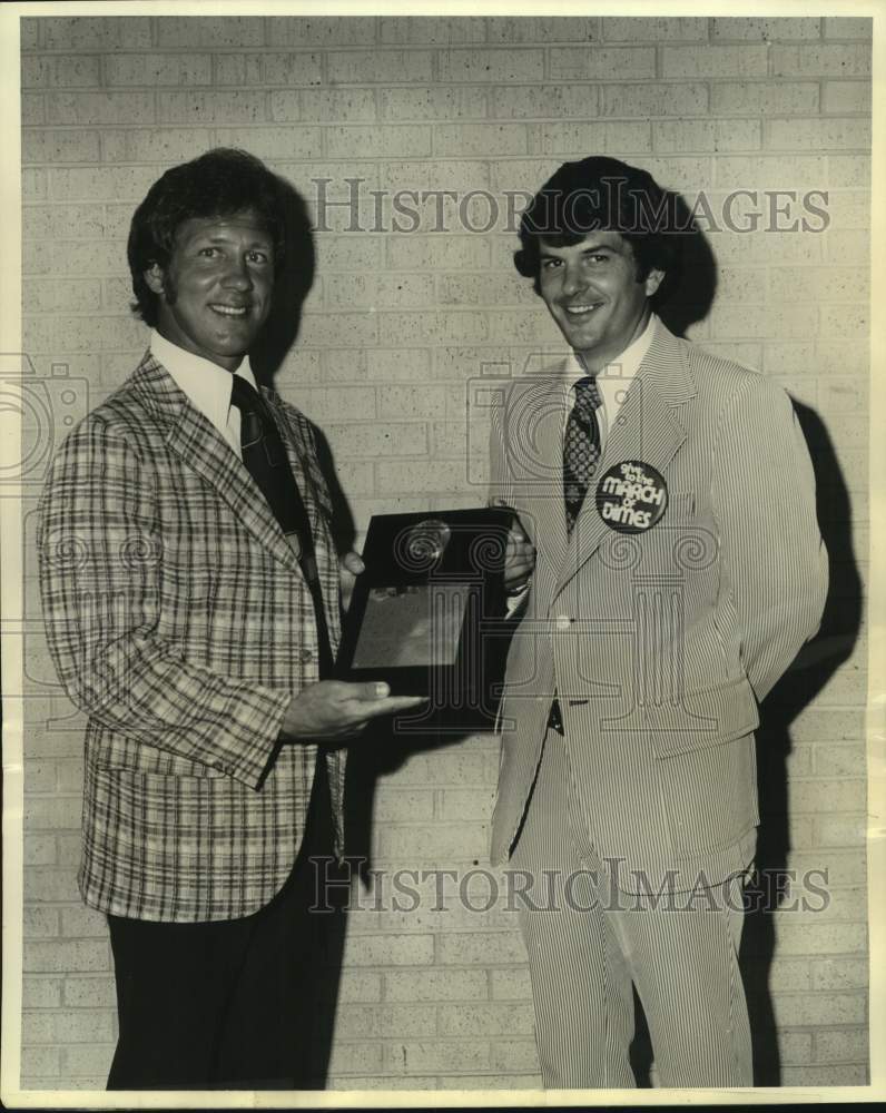 1974 Press Photo Danny Abramowicz gives award to B.G Jones of Ridgewood School- Historic Images