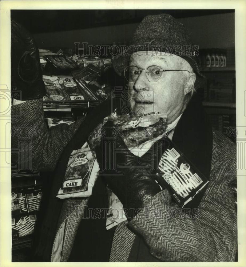 Load image into Gallery viewer, 1985 Press Photo Norman Lloyd with his latest food products - nob69273
