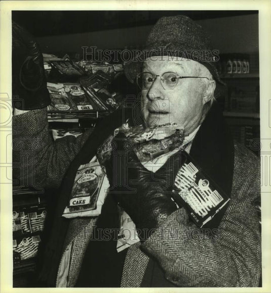 1985 Press Photo Norman Lloyd with his latest food products - nob69273