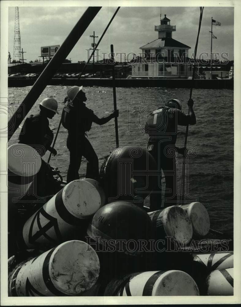 1973 Press Photo Crew Of USS Loganberry At Work In New Orleans Harbor- Historic Images