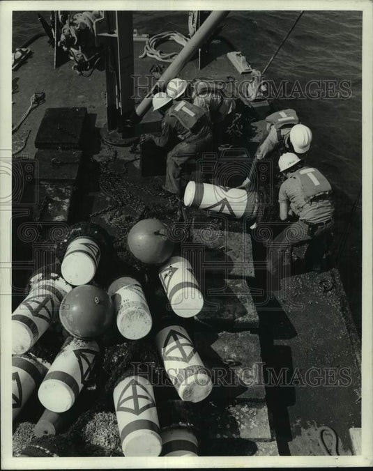 1973 Press Photo Loganberry Crew Handle 100 Pound Buoys, West End Lighthouse- Historic Images