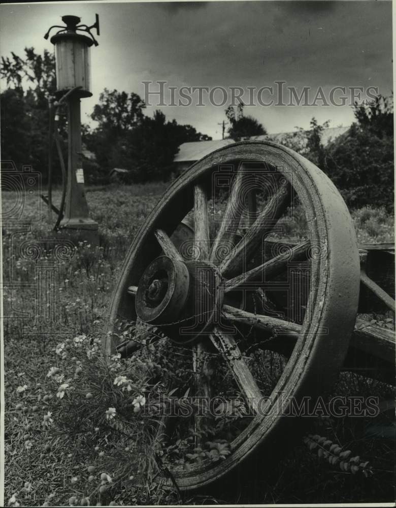 1971 Press Photo Ruins of Windsor near Port Gibson, wagon wheel &amp; gasoline pump- Historic Images