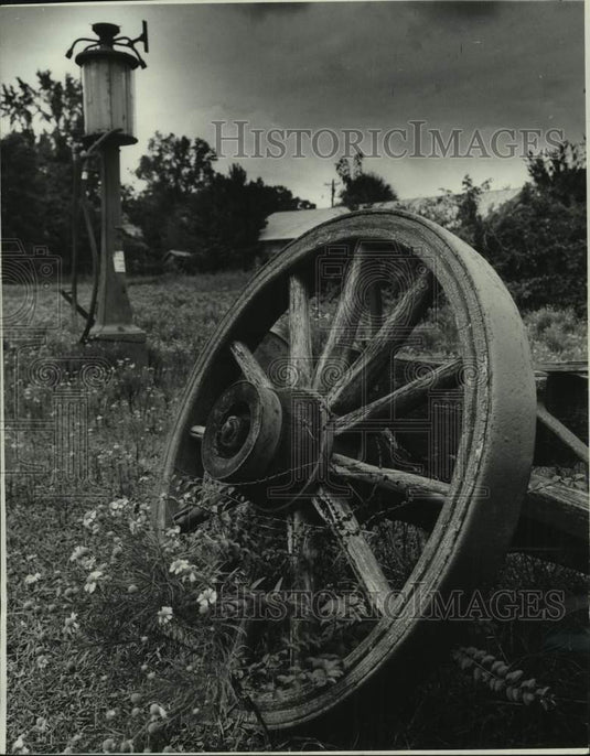 1971 Press Photo Ruins of Windsor near Port Gibson, wagon wheel & gasoline pump- Historic Images