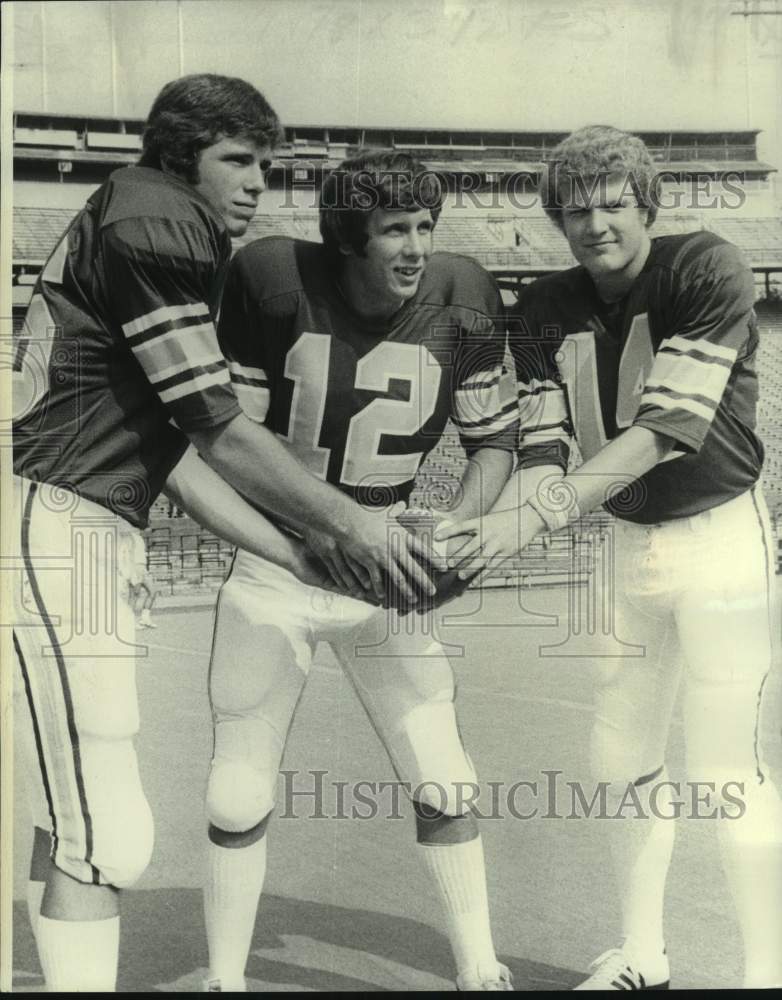 1976 Press Photo Tommy Hightower, Terry Looney, Bobby Rodwig- Tulane Quarterback- Historic Images