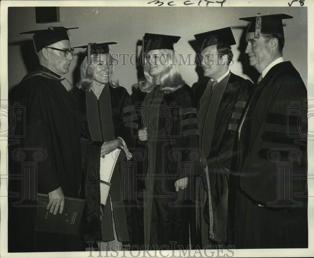 1971 Press Photo Very Reverend Michael Kennelly with Loyola University graduates- Historic Images